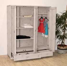 babyschrank-guldborg-3tuerig-kiefer-massiv-weiss-lasiert.jpg Echtholz-Kinderschrank GULDBORG, 3-türig, aus massiver Kiefer weiß lasiert für ein helles Kinder- oder Schlafzimmer.