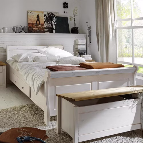stauraumbett-180x200-eva-weiss-schubladen-beidseitig. Weißes Landhaus-Doppelbett EVA 180x200 cm mit beiden ausgezogenen Bettschubladen für maximalen Stauraum unter dem Bett.