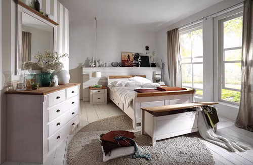 schlafzimmer-komplettset-6-teilig-eva-kiefer-weiss-gelaugt. 6-teiliges Komplett-Schlafzimmer-Set Eva im Landhausstil aus Kiefer massiv in Weiß und Gelaugt-Geölt.
