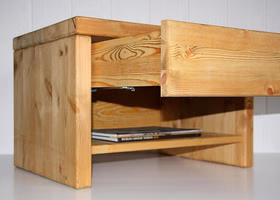 Nachttisch-Kiefer-gebeizt.jpg Massivholz Nachttisch mit Schublade und ablage Easy Sleep 59x45x42cm Kiefernholz massiv gelaugt geölt Casa de mobila Goslar Tjørnbo möbel