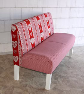 Barnikel Tischsofa CADIZ Beine Buche weiß Herz-Motiv rot Stoff Casa de mobila Goslar