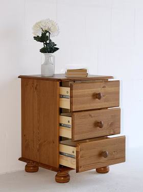 Massivholz Nachtschrank mit Schubladen MOND Kiefer massiv Bernsteinfarben lackiert casademobila Goslar Massivholz Nachtschrank mit Schubladen MOND Kiefer massiv Bernsteinfarben lackiert casademobila Goslar