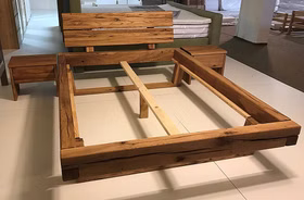 Balkenbett UNIKAT Wildeiche rustikal geölt Holzkufe Holzkopfteil Balkenholzbett mit Wuchsrissen 180x200 UNIKAT Wildeiche rustikal massiv geölt Casa de mobila Goslar