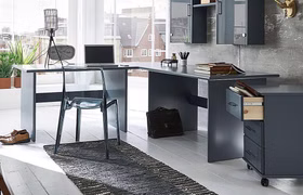 massivholz eckschreibtisch schreibtisch mit schubladen und rollcontainer kiefer grau lackiert
