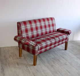 Tischsofa WALLIS Holzbeine Stoff rot kariert Tischsofa mit Kipparmlehnen WALLIS rot kariert Holzbeine Casa de Mobila Goslar