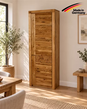 Hochschrank HORIZONT aus massiver Wildeiche mit Linksanschlag im wohnlichen Ambiente, Made in Germany