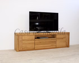 tv-lowboard-breit-horizont-eiche-massiv-natur-geölt Breites TV-Lowboard aus massiver, natur geölter Eiche mit Fernseher und geschlossenem Stauraum