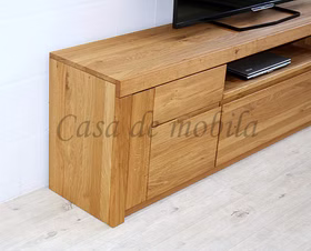 tv-lowboard-breit-horizont-eiche-massiv-natur-geölt Detailansicht des TV-Lowboards aus massiver Eiche mit geölter Deckplatte und grifflosen Fronten