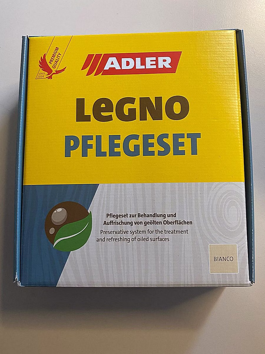 Gelbe Verpackung eines ADLER Legno Möbel-Pflegesets.