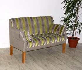 Tischsofa WALLIS Holzbeine Eiche geölt Stoff grün grau gestreift Dinnerbank grün grau gestreift WALLIS 2 Kipparmteile Holzfüße Eiche natur geölt, in Goslar bei Casa de mobila