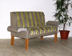 Tischsofa WALLIS Holzbeine Eiche geölt Stoff grün grau gestreift Polsterbank grün grau gestreift WALLIS 2 Kipparmteile Holzfüße Eiche natur geölt, in Goslar bei Casa de mobila