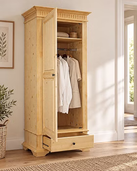 Landhaus Dielenschrank 90x205x58cm DAHLIA Fichte natur geölt Geöffneter Landhaus-Kleiderschrank DAHLIA aus Massivholz mit Blick auf das Innenleben mit Kleiderstange mit aufgehängten Hemden, einem Ablagefach und einer ausgezogenen Schublade.