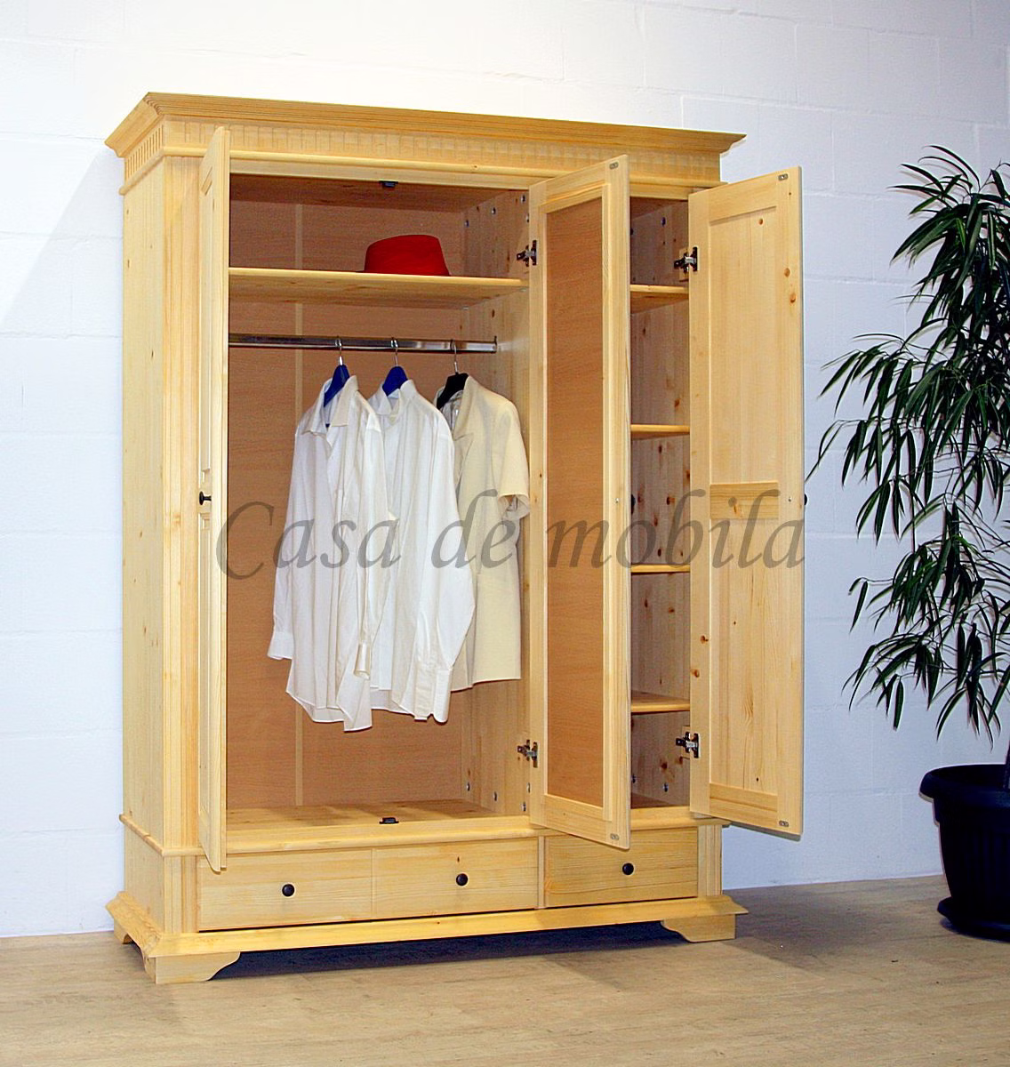 landhaus-dielenschrank-dahlia-3tuerig-fichte-offen. Geöffneter Landhaus-Dielenschrank DAHLIA aus natur geölter Fichte mit Blick auf die Inneneinteilung und Schubladen.