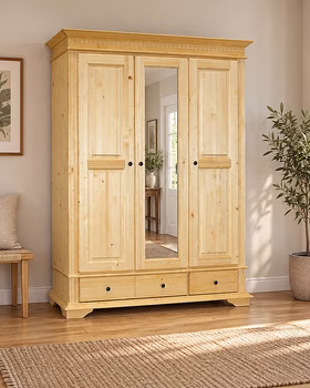 Dreitüriger Kleiderschrank Dahlia aus massiver, naturgeölter Fichte im Landhausstil mit mittlerer Spiegeltür und Schubladen in einer wohnlichen Diele.