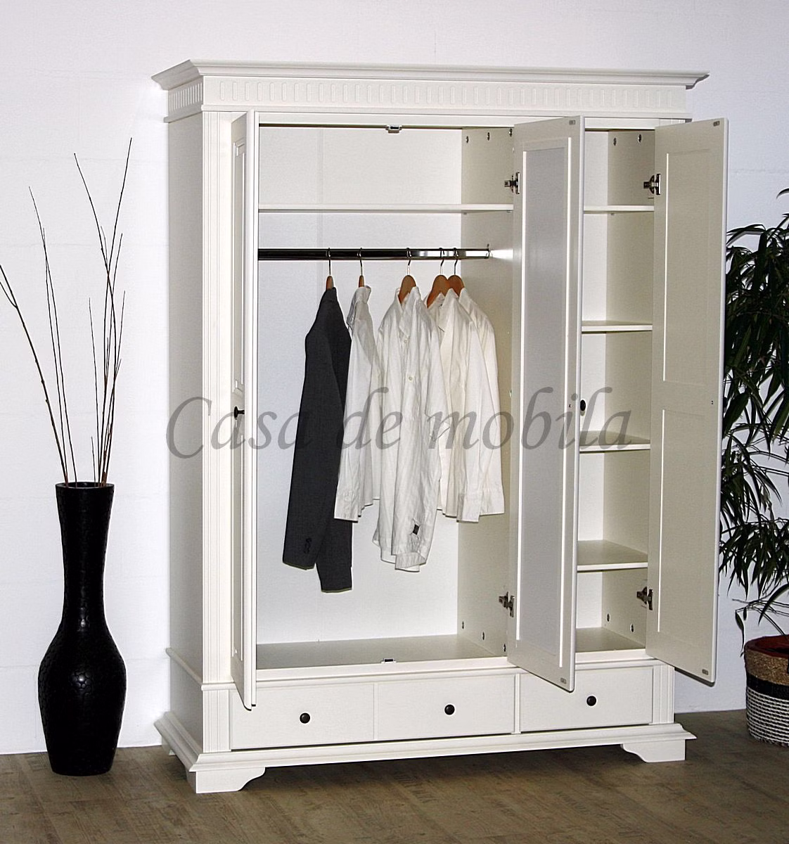 dielenschrank-dahlia-weiss-gewachst-landhaus-offen. Detailaufnahme der weiß gewachsten Fichtenholz-Oberfläche mit leicht durchscheinender Holzmaserung beim Schrank DAHLIA.