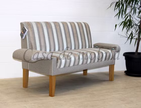 Tischsofa WALLIS Stoff grau braun gestreift Holzbeine Eiche geölt Ostfriesensofa WALLIS mit verstellbaren armlehnen Holzbeine Eiche geölt Stoff grau braun gestreift Barnickel bei Casa de Mobila in Goslar