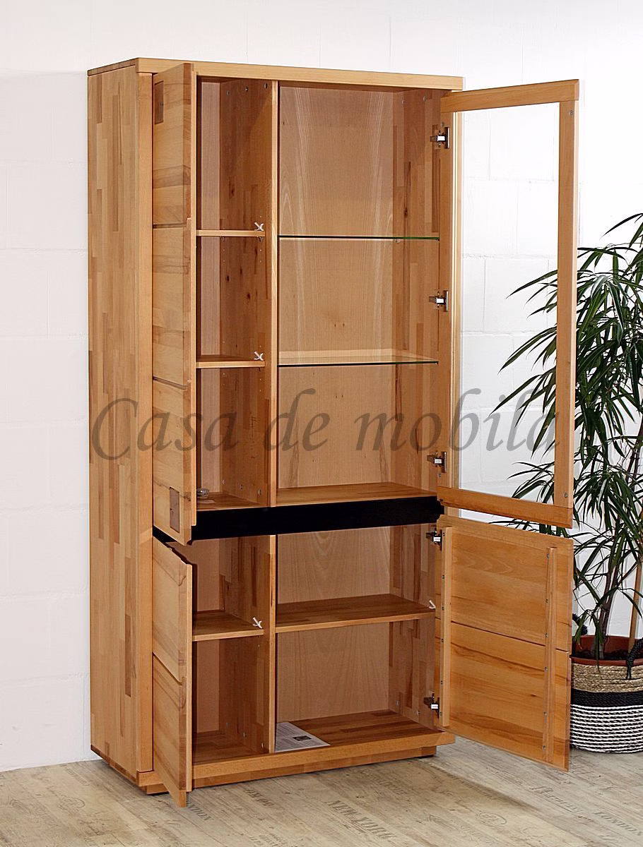 Geöffnete hohe Vitrine mit Fachböden Hohe Holzvitrine mit ausgeschwenkten Türen