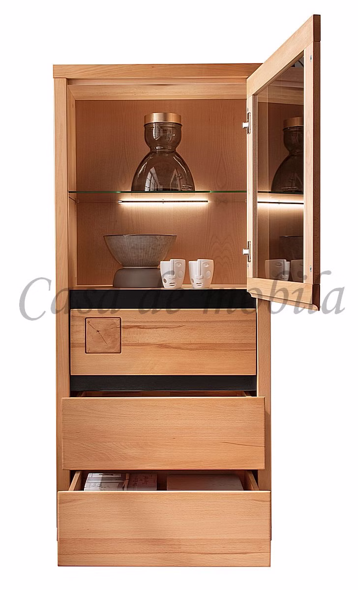Offene schmale Vitrine mit Geschirrfächern Schmale Holzvitrine mit geöffneten Türen und sichtbaren Geschirrfächern.