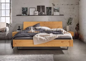 Massivholzbett mit Metallbeinen schwarz Kiel Holzkopfteil Kiefer massiv gelaugt geölt bei Casademobila Goslar Massivholzbett mit Metallbeinen schwarz Kiel Holzkopfteil Kiefer massiv gelaugt geölt bei Casademobila Goslar