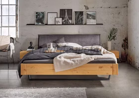 Schwebebett mit Metallbeine KIEL 140/160/180/200x200 Kiefer massiv gelaugt geölt Stoffkopfteil anthrazit Casademobila Goslar Schwebebett mit Metallbeine KIEL 140/160/180/200x200 Kiefer massiv gelaugt geölt Stoffkopfteil anthrazit Casademobila Goslar