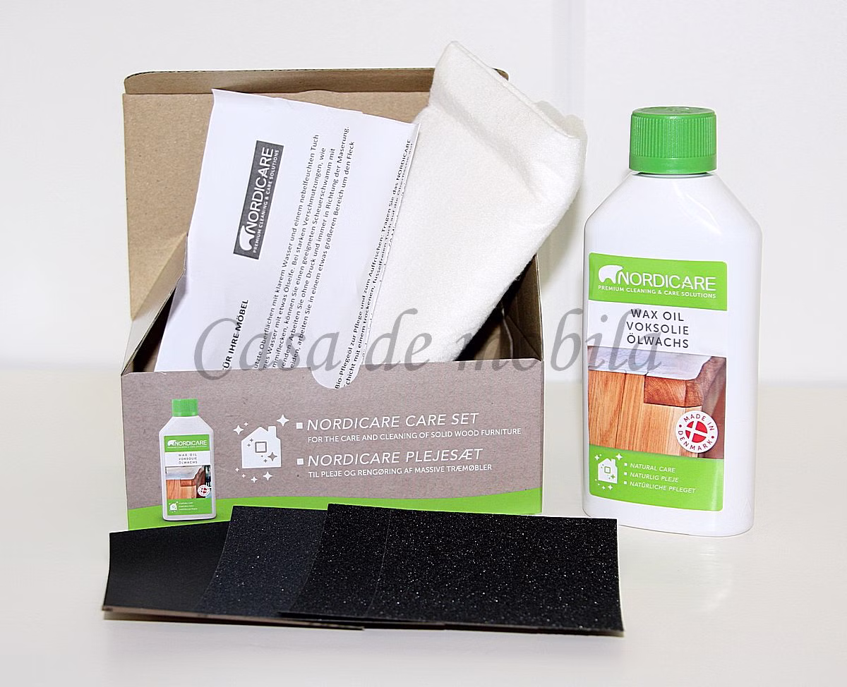 Geöffnetes Holzpflegeset mit Tuch