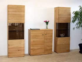 Vitrine 65x206x38cm PINOS Wildeiche massiv natur geölt Eichenmöbel Pinos im modernen Esszimmer mit zwei Vitrinen und einer Kommode