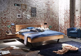 Kufenbett MODERN SLEEP Massivholz Kopfteil Baumkante Doppelbett mit Kufen und schwebendem Nachttisch Fach MODERN SLEEP 200x200 cm Wildeiche massiv natur geölt mit Kopfteil Baumkante