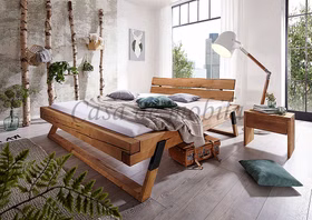 Holzbett Kiefernholz massiv eichefarben geölt Holzkopfteil mit Baumkante, Holzbeine mit Metall Casademobila Goslar Holzbett Kiefernholz massiv eichefarben geölt Holzkopfteil mit Baumkante, Holzbeine mit Metall Casademobila Goslar