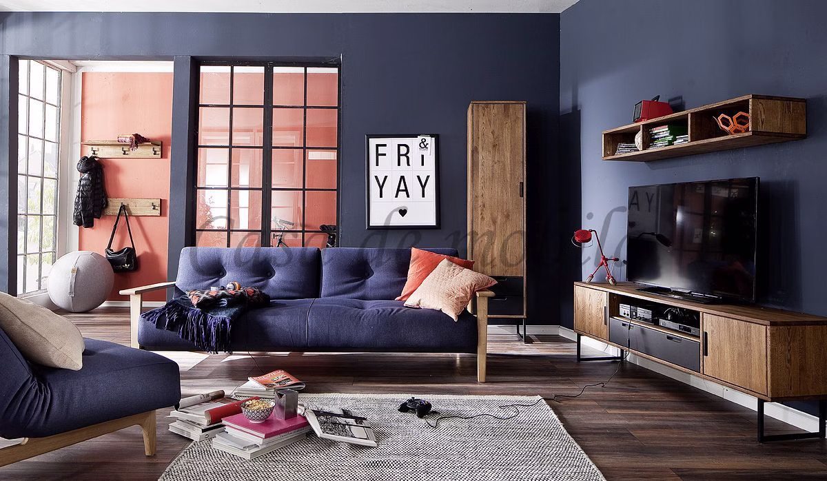 MIDO – Wandregal über dem TV Wohnzimmer mit dunkelblauem Sofa