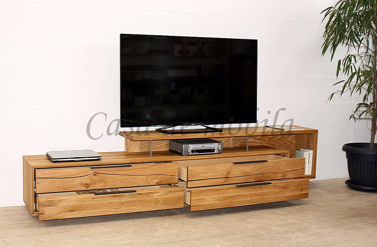 FÖHR – Schubladen und TV-Aufsatz Langes Holz-TV-Lowboard mit mehreren geöffneten Schubladen und erhöhtem mittlerem TV-Aufsatz.