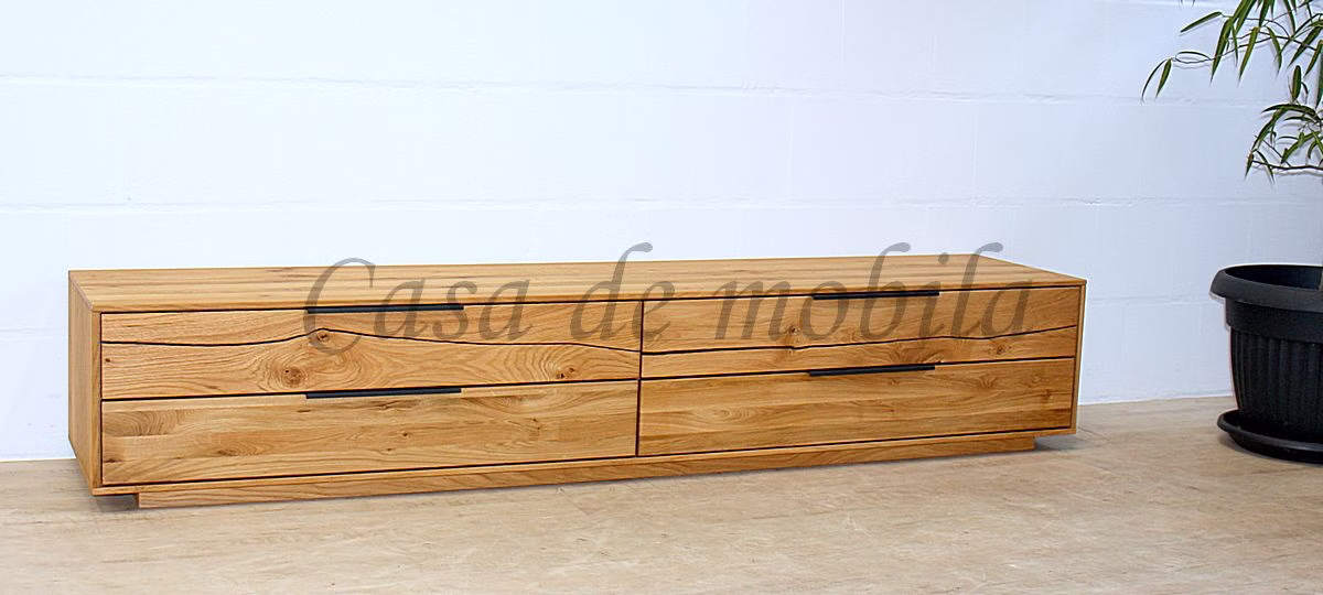 FÖHR – langes Lowboard Sehr langes niedriges Holz-TV-Lowboard mit vier Schubladen und dunklen Griffleisten.