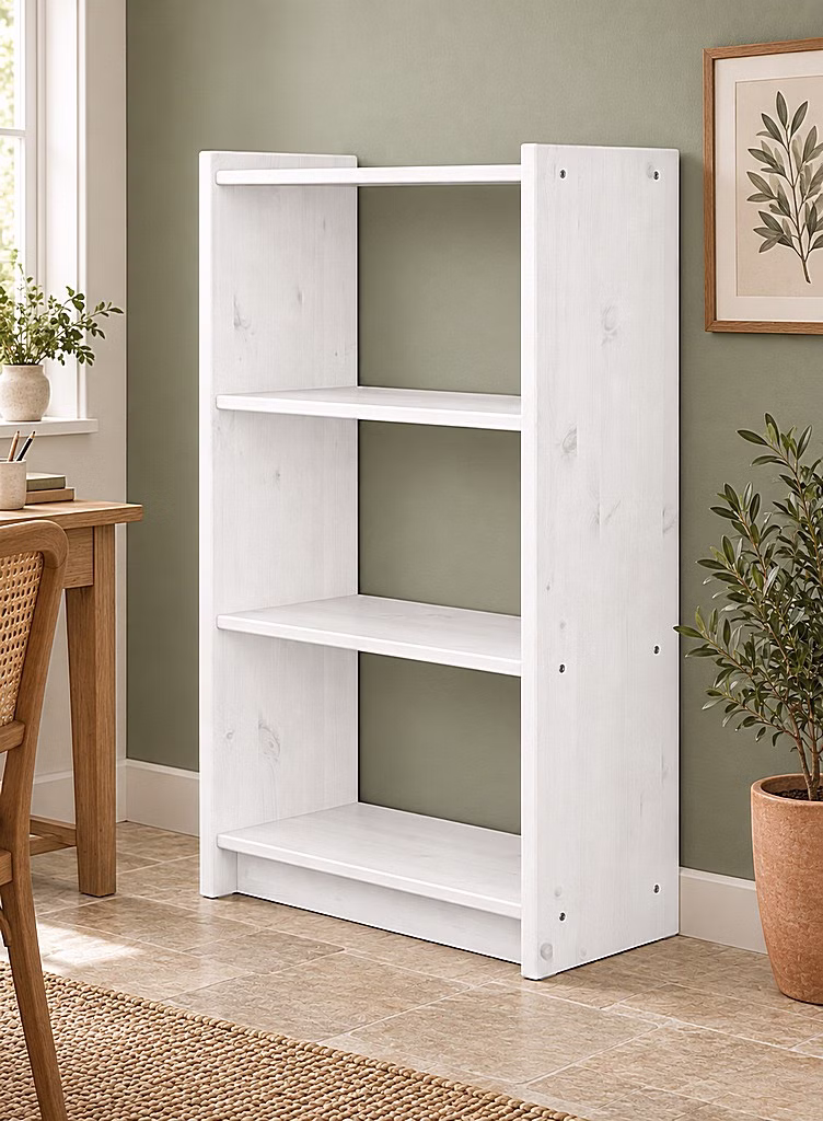 Regal-axel-klein-kiefer-massiv-weiß-lasiert Halbhohes Bücherregal AXEL aus weiß lasierter massiver Kiefer, seitlich fotografiert in wohnlichem Ambiente