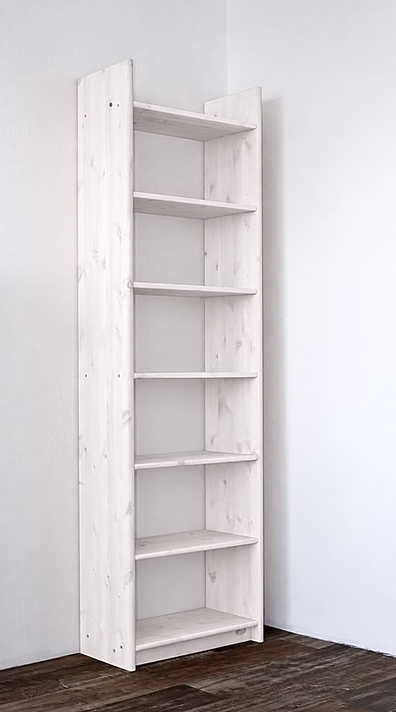 Regal AXEL aus massiver Kiefer, weiß lasiert, freistehend vor einer weißen Wand