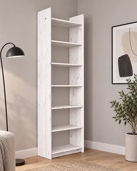 Weiß lasiertes Kiefernholzregal AXEL im wohnlichen Ambiente mit Stehlampe und Pflanze