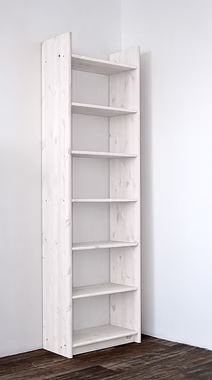 Regal AXEL aus massiver Kiefer, weiß lasiert, freistehend vor einer weißen Wand