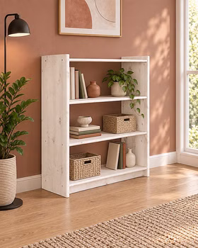 Regal-axel-klein-breit-kiefer-massiv-weiß-lasiert Weißes Kiefernholz-Bücherregal AXEL, dekoriert mit Körben und Zimmerpflanzen vor terracottafarbener Wand.