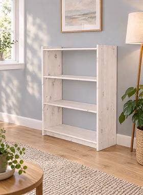 Regal-axel-klein-breit-kiefer-massiv-weiß-lasiert Leeres Bücherregal AXEL (80x100x30 cm) aus Kiefernholz massiv weiß lasiert vor hellblauer Wand.