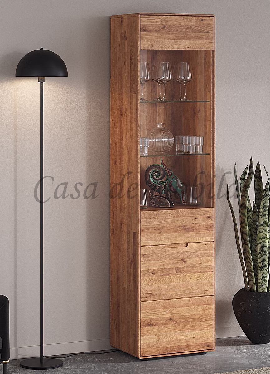 GOSE – Vitrine im Raum Vitrine I 1türig GOSE schmal 51x200x40cm rustikale Wildeiche massiv natur geölt mit abgerundeten Kanten Casademobila Goslar