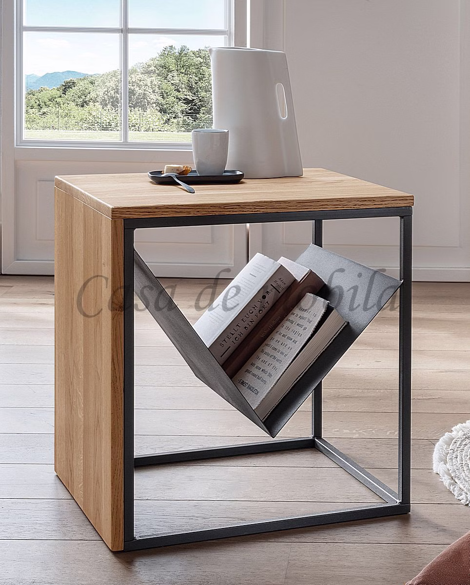 Holz-Metall-Beistelltisch mit Zeitschriften in der V-förmigen Ablage im Wohnzimmer.