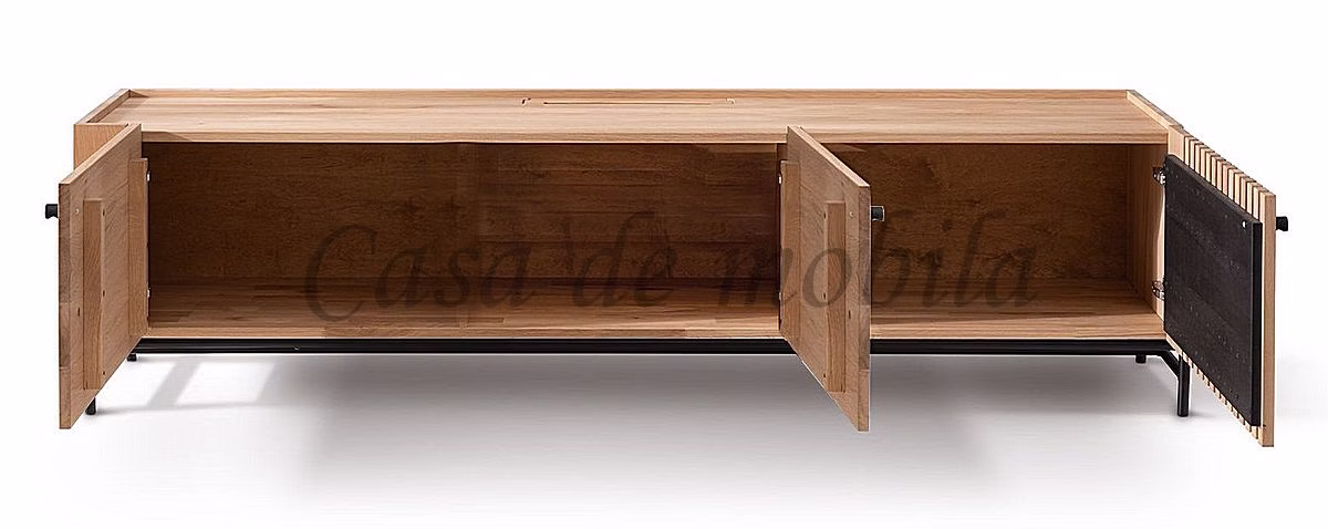 Niedriges Holzboard mit geöffneten Türen und sichtbaren Ablagefächern auf Metallgestell.