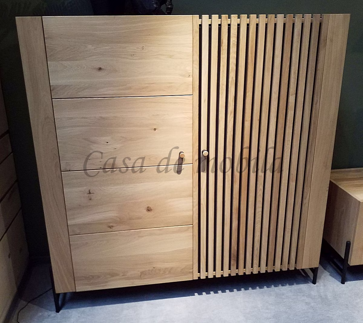 ASCONA Highboard mit Lamellentür Holz-Highboard mit linker Schubladenfront und rechter Tür aus senkrechten Holzlamellen.