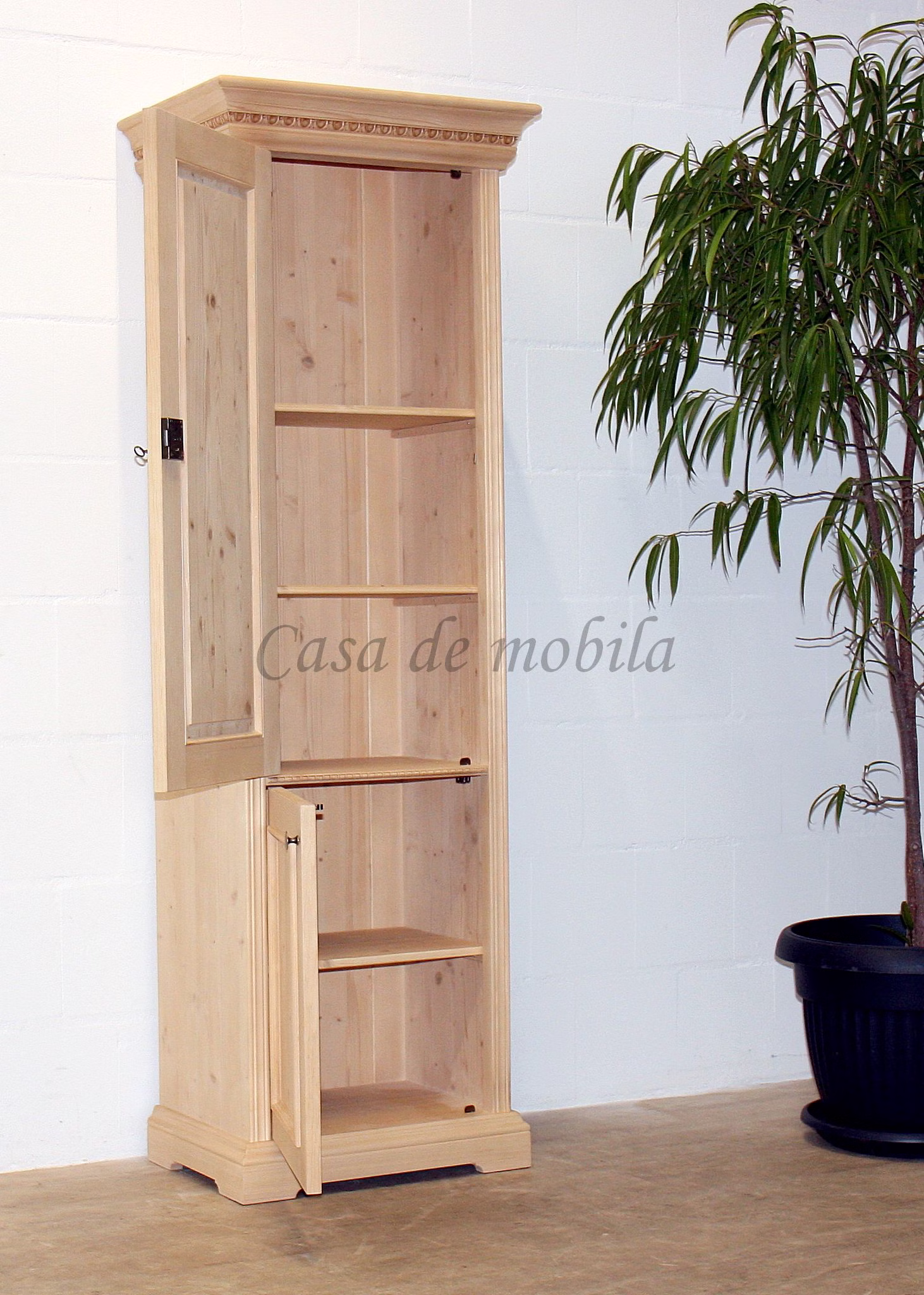 Hoher schmaler Holzschrank mit geöffneter Tür und sichtbaren Einlegeböden.