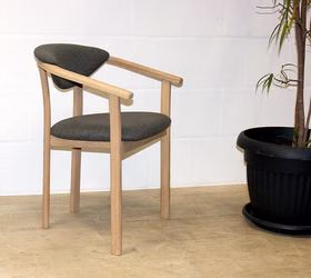 Armlehnstuhl 57x76x45cm GITTE Eiche bianco Wollpolster dunkelgrau Design-Armlehnstuhl aus Eiche bianco mit grauer Polsterung für Esszimmer oder Wohnraum