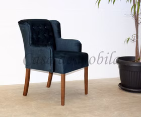 Polsterstuhl 62x90x65cm WIRSBERG Velours dunkelblau, Beine Nussbaum Casa de mobila Goslar Esszimmerstuhl mit Armlehnen WIRSBERG 62x90x65cm Velourbezug dunkelblau, Buche nussbaum lackiert