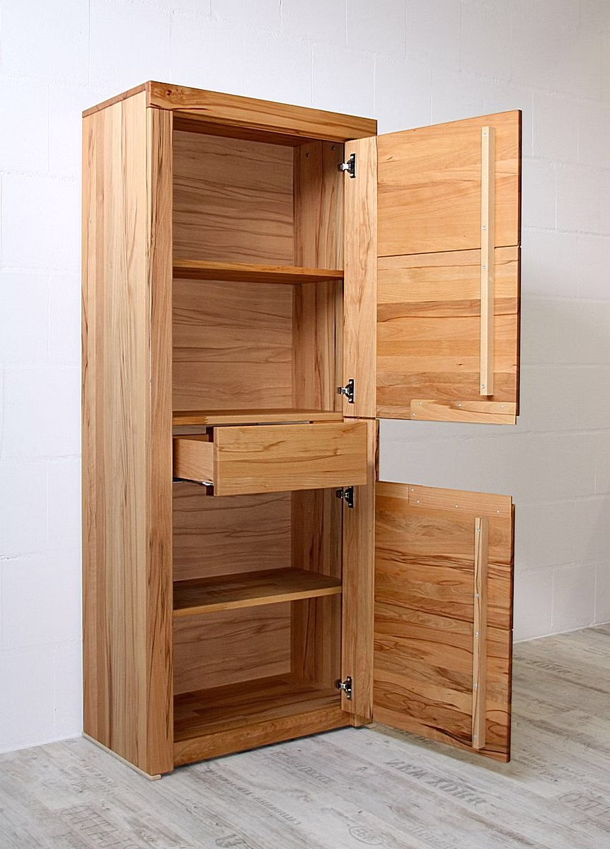 Hoher Holzschrank mit offenen Türen Hoher Holzschrank mit geöffneten oberen und unteren Türen und sichtbaren Einlegeböden.