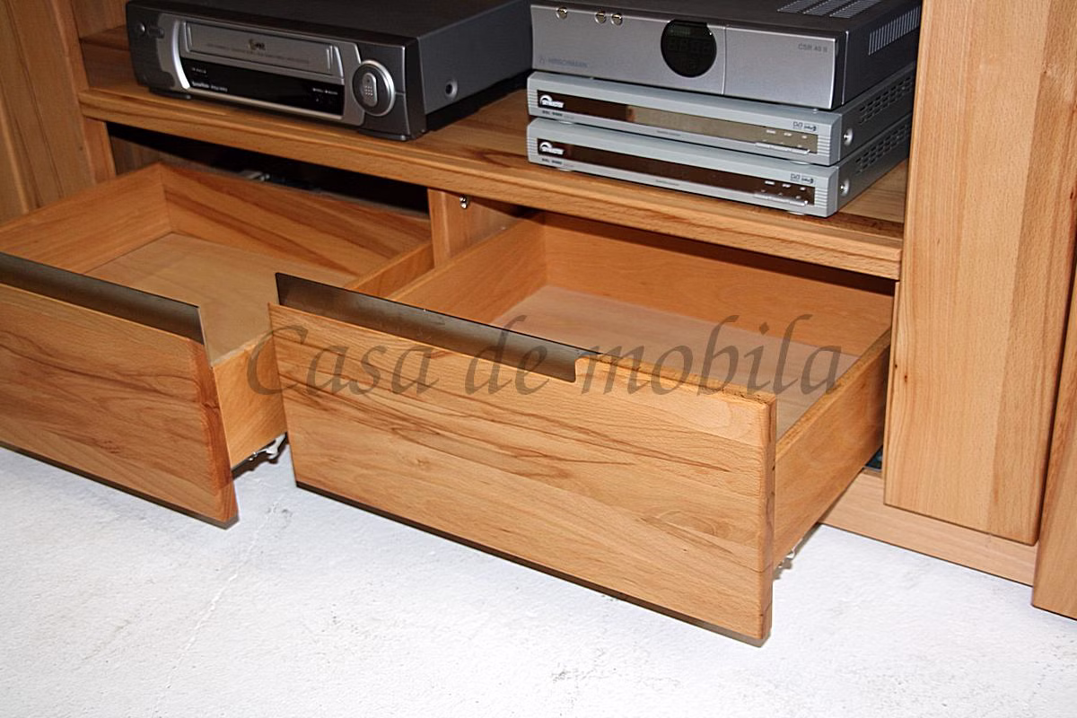 TV-Schubladen unter Hi-Fi-Geräten Geöffnete Holz-TV-Schubladen unter zwei Gerätefächern mit Hi-Fi-Geräten.