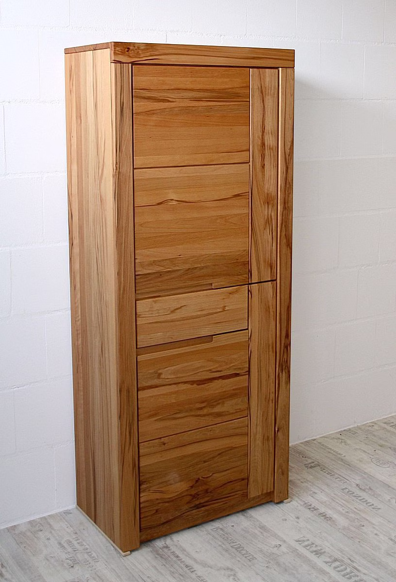 Hoher geschlossener Holzschrank Hoher geschlossener Holzschrank mit geradlinigen Türen und langen senkrechten Griffen.