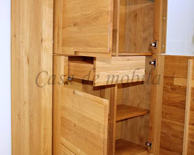 Detailansicht der geöffneten Fächer auf der linken Seite des Highboards inklusive der Schublade mit Selbsteinzug.