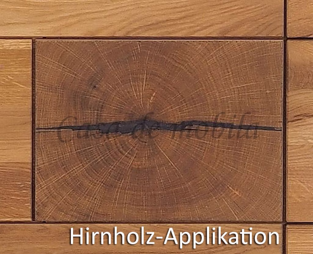 Stirnholzapplikation im Detail Nahaufnahme eines quadratischen Stirnholzfelds mit sichtbaren Jahresringen in der Schrankfront.