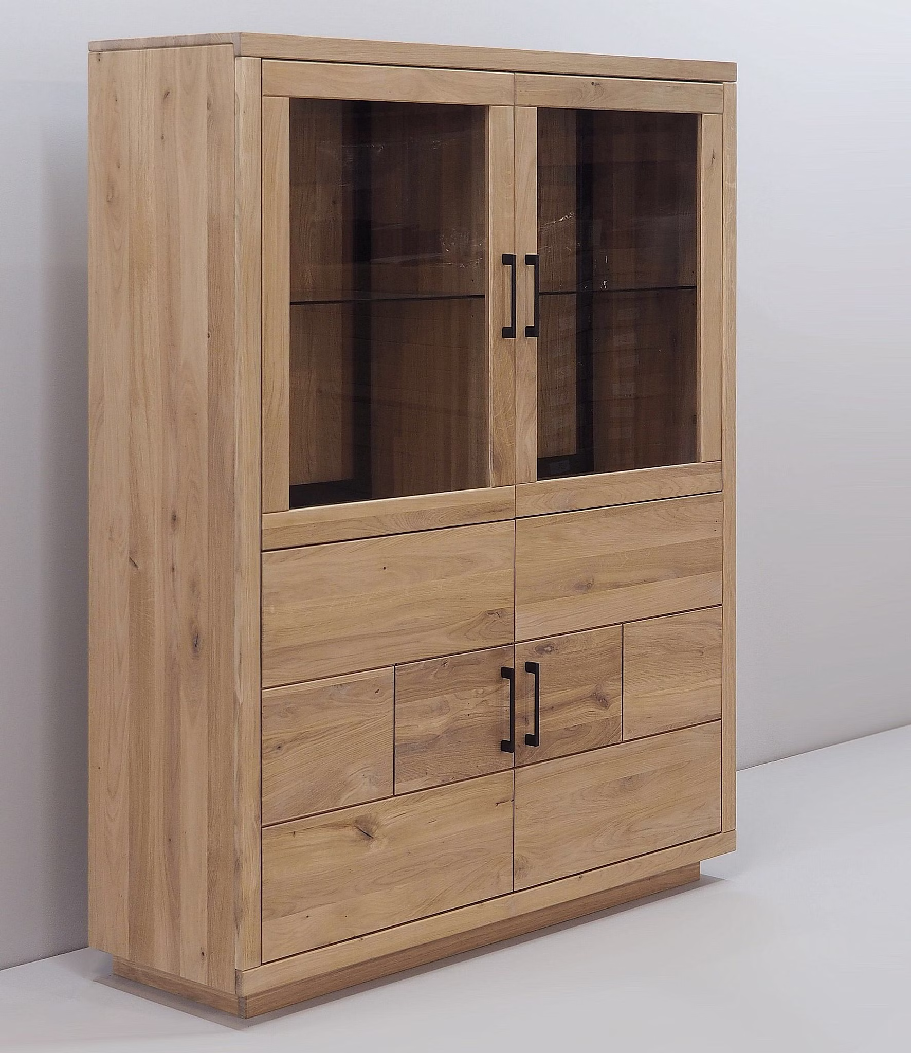 WINDSOR Highboard geschlossen Holz-Highboard mit zwei oberen Glastüren und zwei unteren Holztüren.